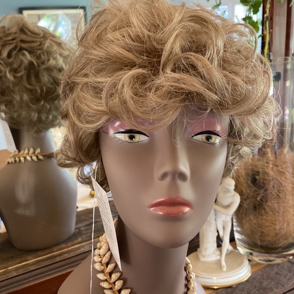 Wig - Picture 4 of 7